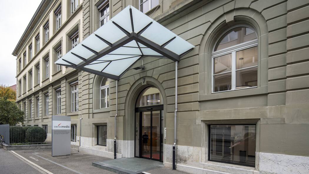 Illegal Medikamente gehandelt – 70’000 Franken Busse Man konnte keine Person eruieren, die den illegalen Medikamentenhandel angeordnet habe: Swissmedic in Bern