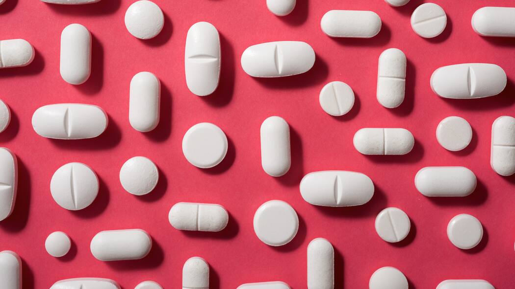 So kommt die Pharma Ärzten ganz nah Tabletten auf einem pink Tisch