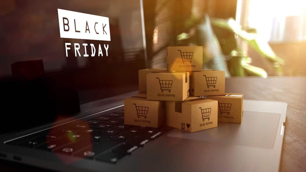 11 Regeln zum Black Friday – so erkennen Sie Fake-Shops Aufeinander gestapelte Pakete von einem Onlineshop liegen auf einer Laptop-Oberfläche - An Black Friday haben Fake-Shops Hochkonjunktur. 11 Regeln, wie Sie bei der Suche nach einem Schnäppchen nicht auf einen Fake-Shop hereinfallen