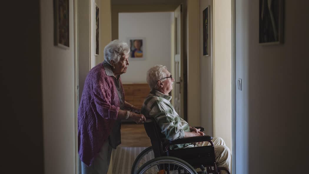 Private Spitex-Firmen sahnen ab – nun greift Bern durch Senior woman with man sitting in wheelchair at homeOriginal File-ID: 1835123366