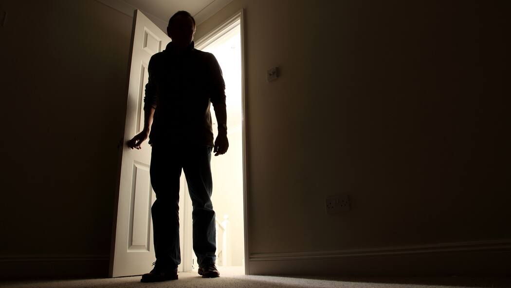 «Bei Tätern gibt es Pitbulls und Kobras» Bedrohlich wirkender Mann steht in Zimmertür