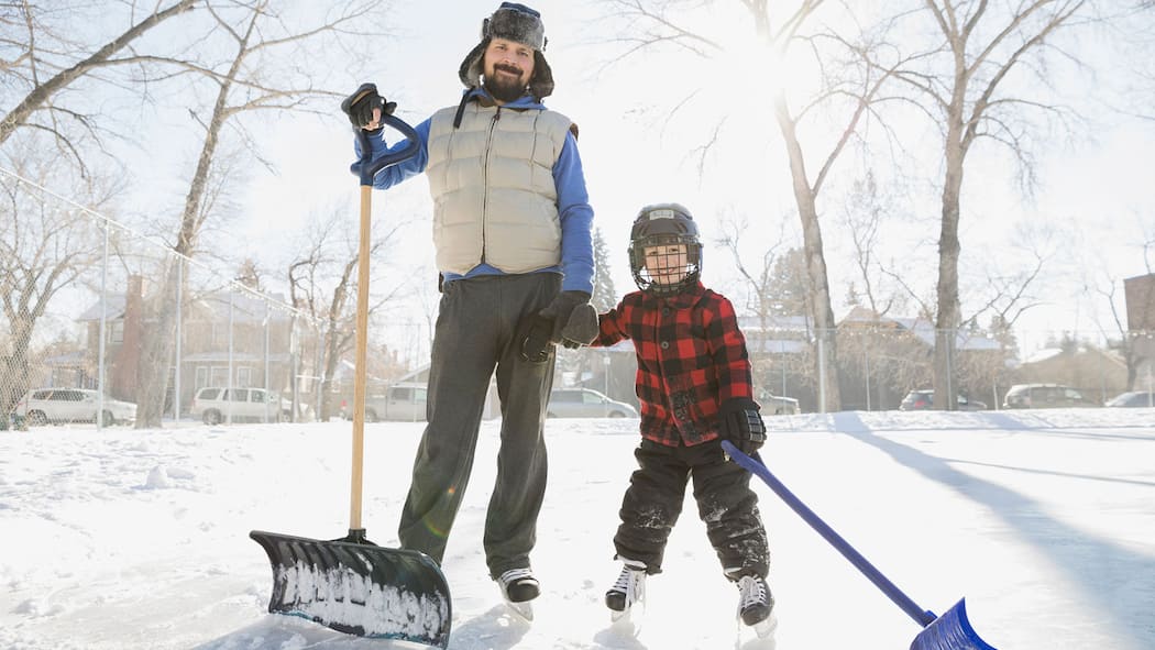 Muss ich jetzt schaufeln? Vater und Sohn beim Schneeschaufeln