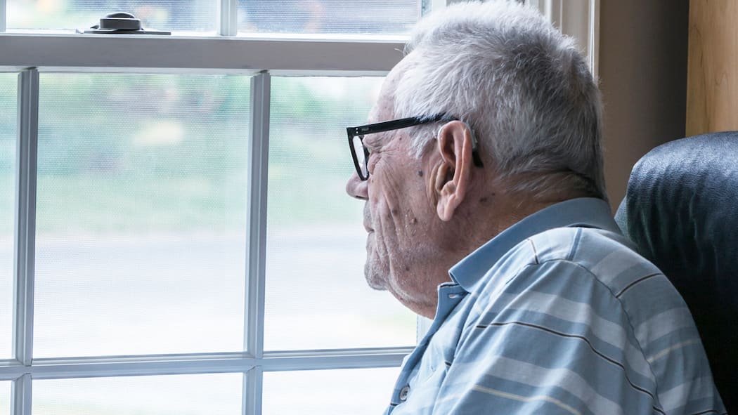 Wenn man Dinge sieht, die nicht da sind Ein alter Mann sitzt am Fenster und schaut gedankenverloren raus.