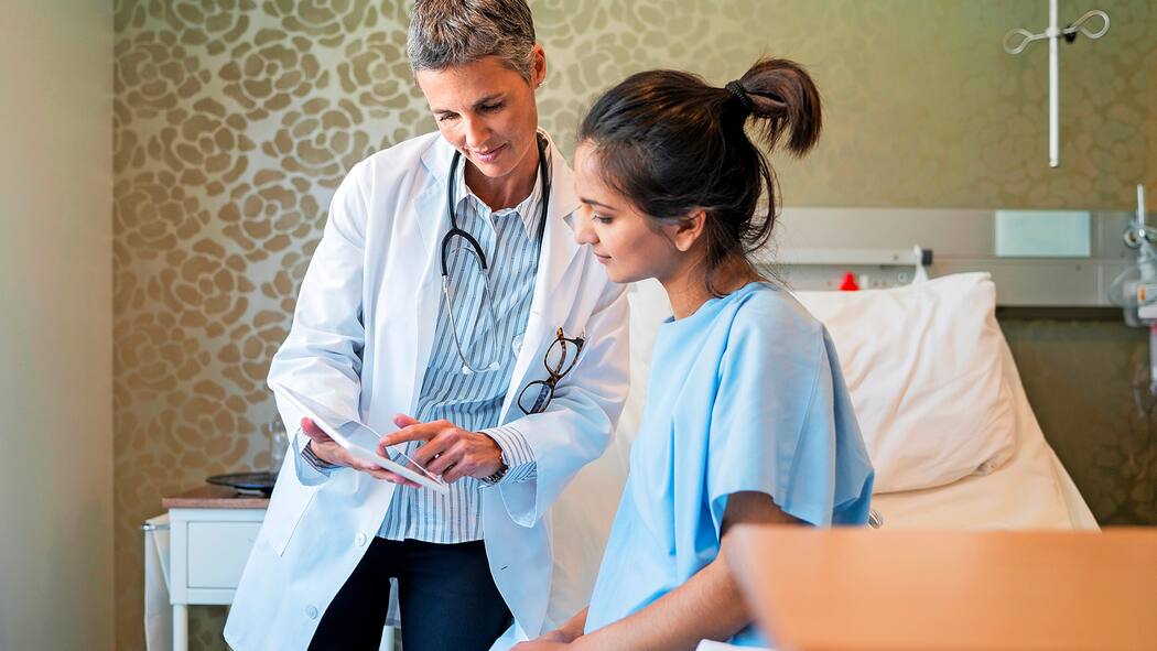 Wie und wann Patienten aufmerksam sein sollten Ärztin mit Patientin im Spital