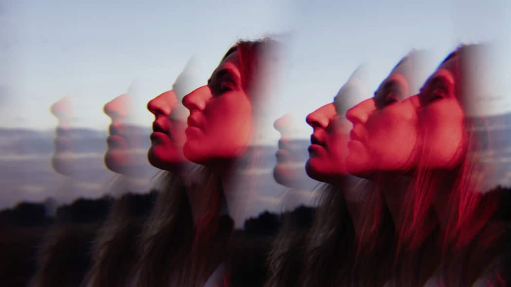 Mit Hilfe von Drogen die Psyche heilen – was steckt dahinter? Reflektionen einer jungen Frau im roten Abendlicht