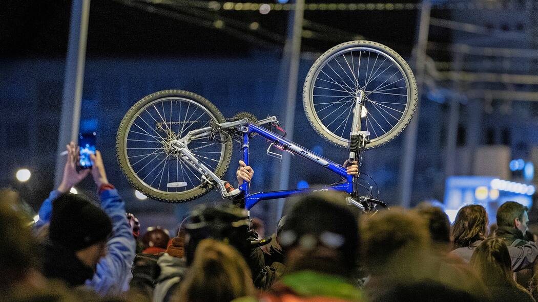 Freie Fahrt fürs Velo Teilnehmer mit Velo auf der während der Critical-Mass-Velofahrt in Zürich, am Freitag 28. Februar 2020