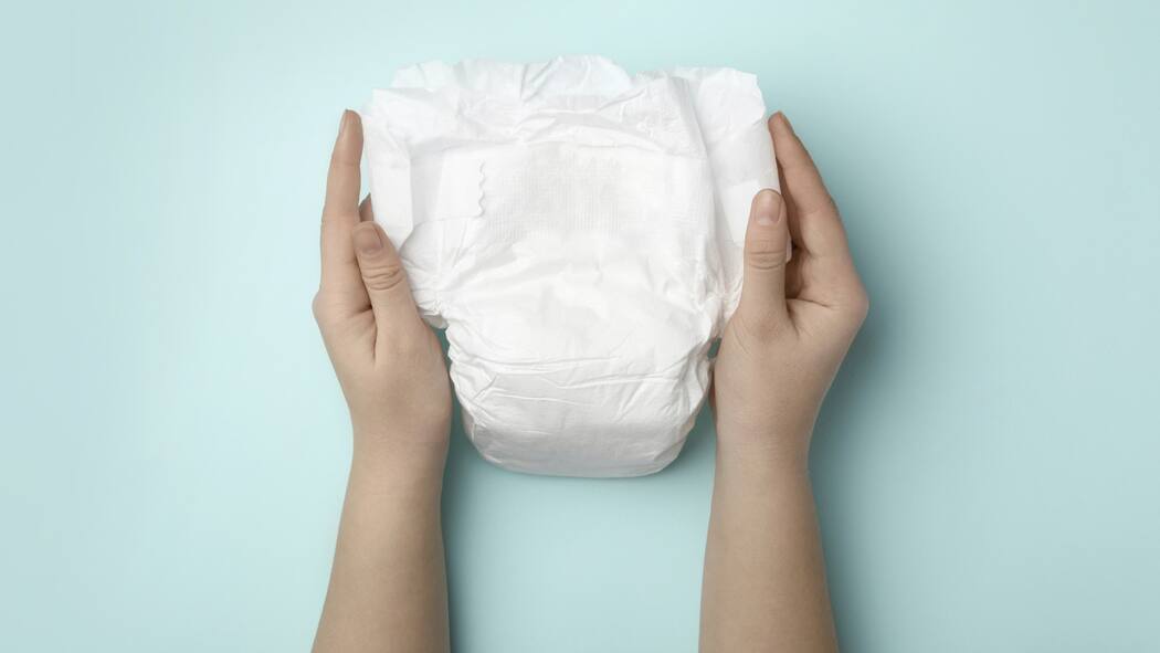 Wenn Behörden gespendete Babywindeln verrechnen (wollen) Eine Frau hält Windeln in den Händen