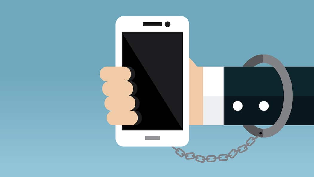 So reduzieren Sie Ihre Zeit am Smartphone Das Smartphone an die Hand gefesselt