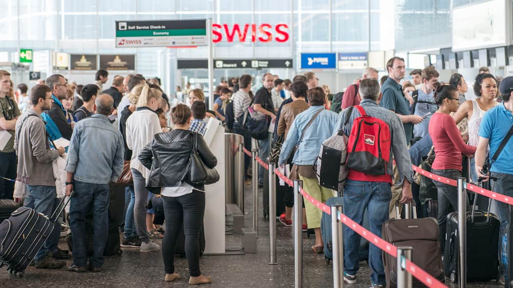 Die Hauptprobleme sind ungelöst Lange Warteschlangen im Terminal des Flughafen Zürich