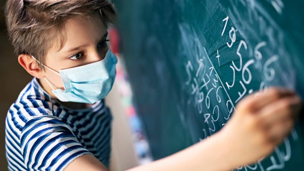 Das System ist an der Grenze Kind an Wandtafel