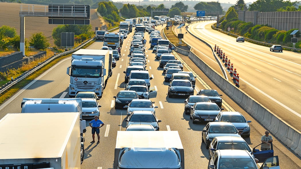 Auto-Klimaanlagen retten Leben – und schaden der Umwelt Autos im Stau