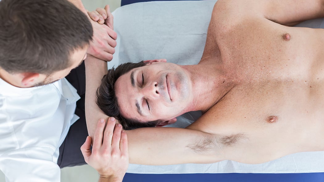 Wenn Patienten plötzlich selbst zahlen müssen Ein Mann lässt sich von einem Osteopathen behandeln.