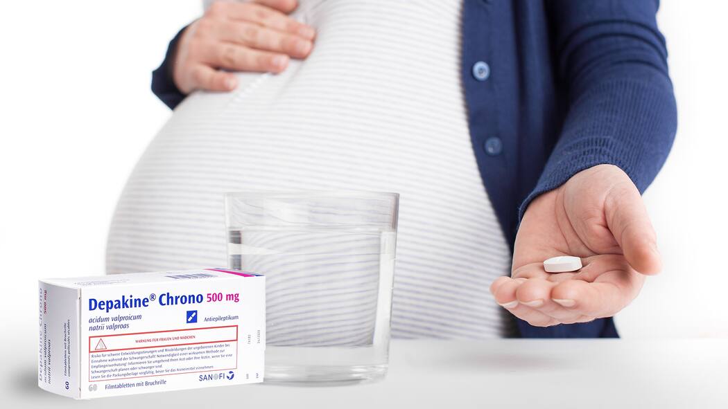 Eltern behinderter Kinder wehren sich vor Gericht Eine schwangere Frau mit einer Tablette auf der Hand.