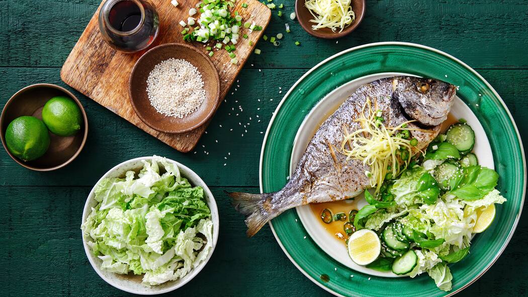 Gesundes auf den Tisch Gegrillter Fisch mit Gemüse.