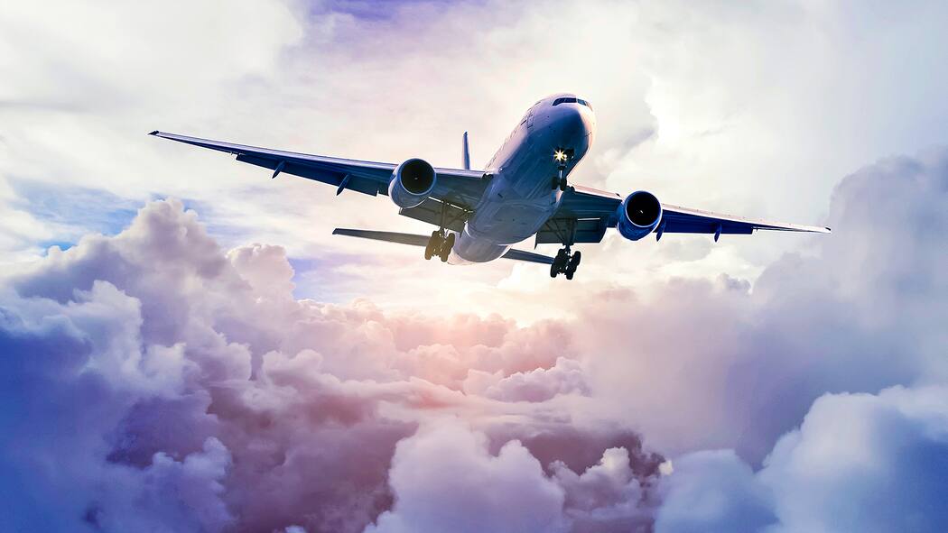 Wieso es keine Kerosinsteuer gibt Flugzeug am Wolkenhimmel