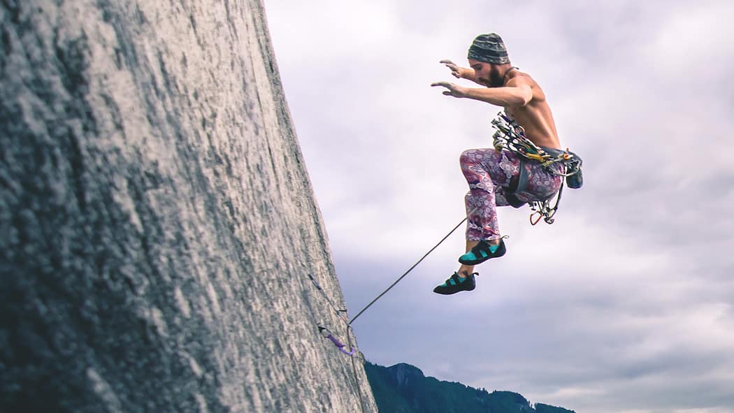 Guter Stress, schlechter Stress Ein Kletterer bereitet sich auf die Landung vor, nachdem er am Fels abgerutscht ist.