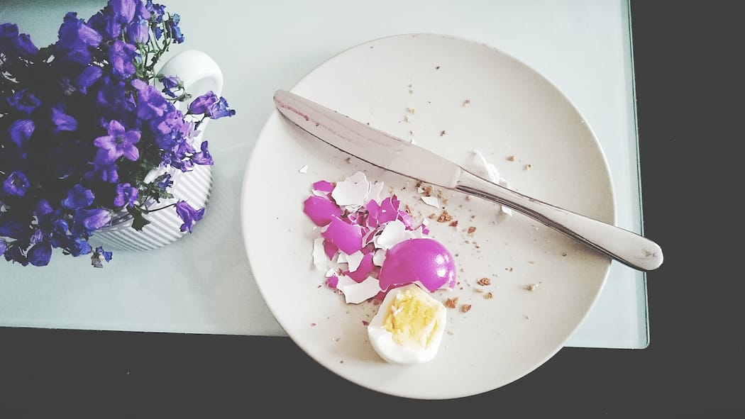 Das Märchen vom Cholesterin Blick auf einen Teller mit einem geschälten Osterei.