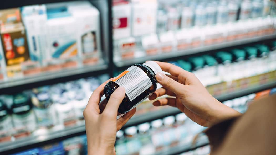 Oft das falsche Rezept Eine Frau liest die Beschriftung einer Medikamentenpackung.