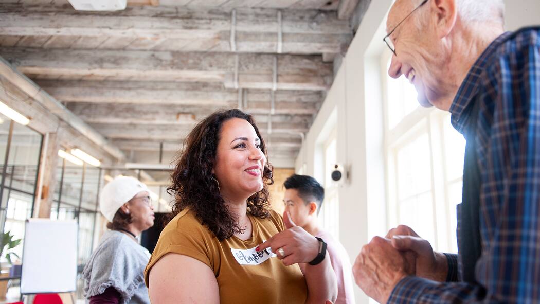 «Ich zweifle sofort an mir» Eine Frau und ein Mann stellen sich an einem Workshop einander gegenseitig vor.