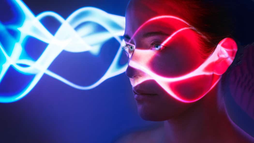 Die Kraft der Gedanken Eine Frau ist in Gedanken versunken.