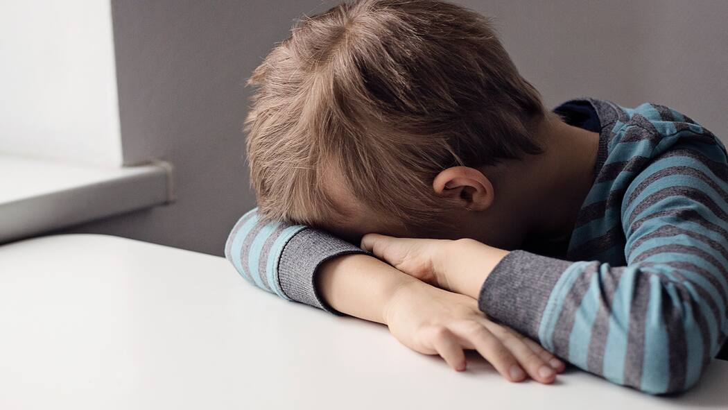 Kinder – von der Justiz benachteiligt Trauriges Kind