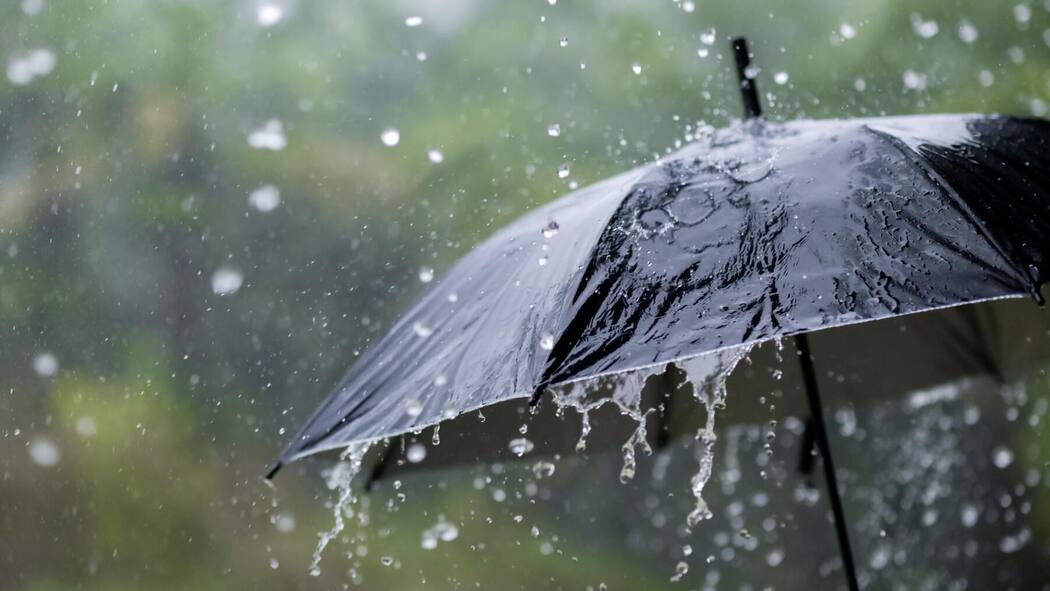 Industrie-Chemikalien verseuchen Regenwasser Regen prasselt auf Regenschirm