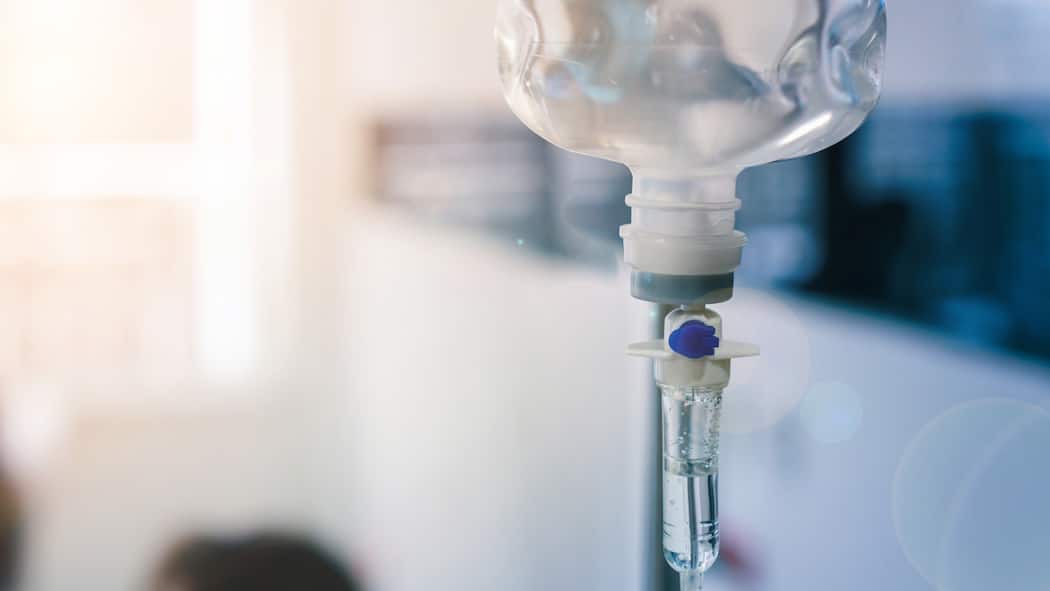 Wie teuer darf die Chance auf Gesundheit sein? Close up eines IV-Tropfs im Raum eines Patienten