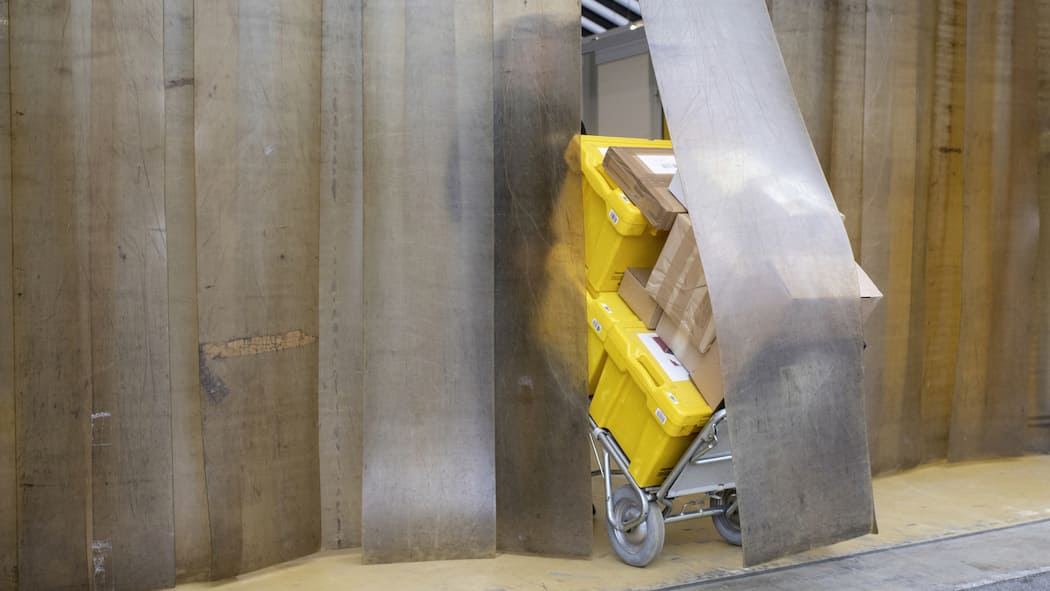 Schluss mit gratis Paketzusteller der Schweizerischen Post Halid Dursun befoerdert Pakete auf einer Sackkarre fuer die Zustellung zum Kunden, aufgenommen am Montag, 15. November 2021 in Zuerich. (KEYSTONE / Ennio Leanza)