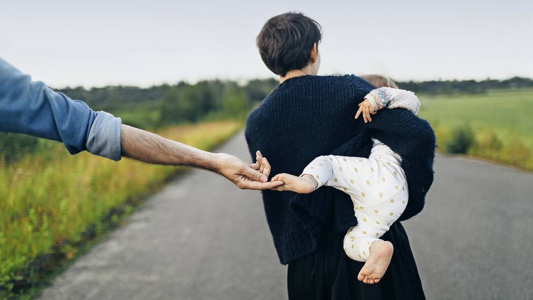 Wer ist denn jetzt der Vater? Vater berührt Fuss seiner Tochter