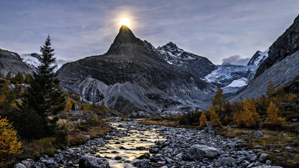 Das sind die geheimen Wasserkraft-Projekte des Parlaments Nachtaufnahme bei Ferpecle mit Sicht auf die beiden Gletscher: Mont-Mine (r.) und Ferpecle (l.). Das Parlament will 15 neue Wasserkraft- werke im Eilverfahren bauen lassen. Weitere 17 sind in Vorbereitung. Ort und Details wollte der Bund geheim halten.