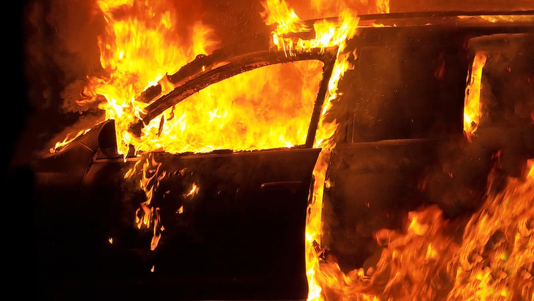 E-Autos sind Brandrisiko in Tiefgaragen Auto in Vollbrand