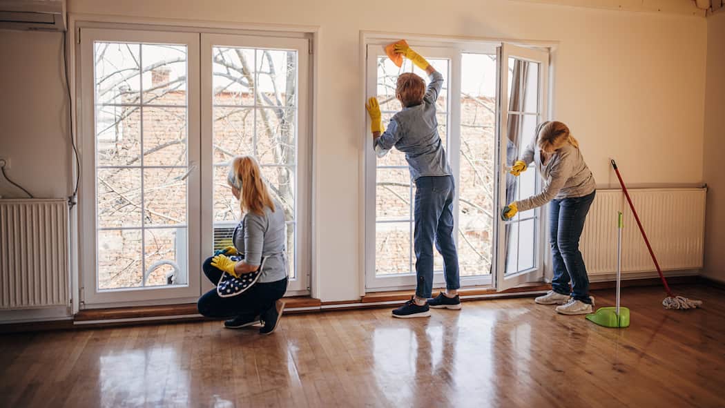 Reicht eine «besenreine» Wohnung? Drei Frauen putzen Boden und Fenster in einer Wohnung
