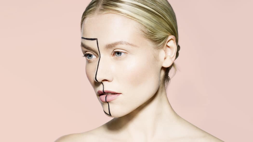 Wenn die Schönheits-OP hässlich wird Das Gesicht einer jungen Frau mit einer schwarzen Linie für eine spätere Operation eingezeichnet