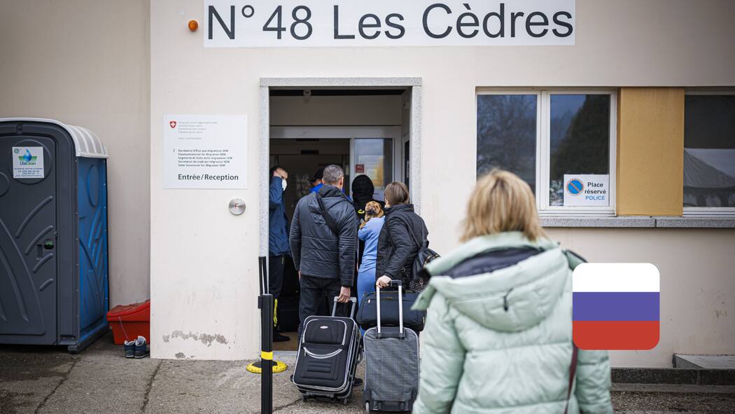 Ответы на главные вопросы украинских беженцев в Швейцарии Ukrainische Flüchtlinge mit ihren Koffern stehen vor dem Eingang des Bundesasylzentrums Boudry im Kanton Neuenburg.