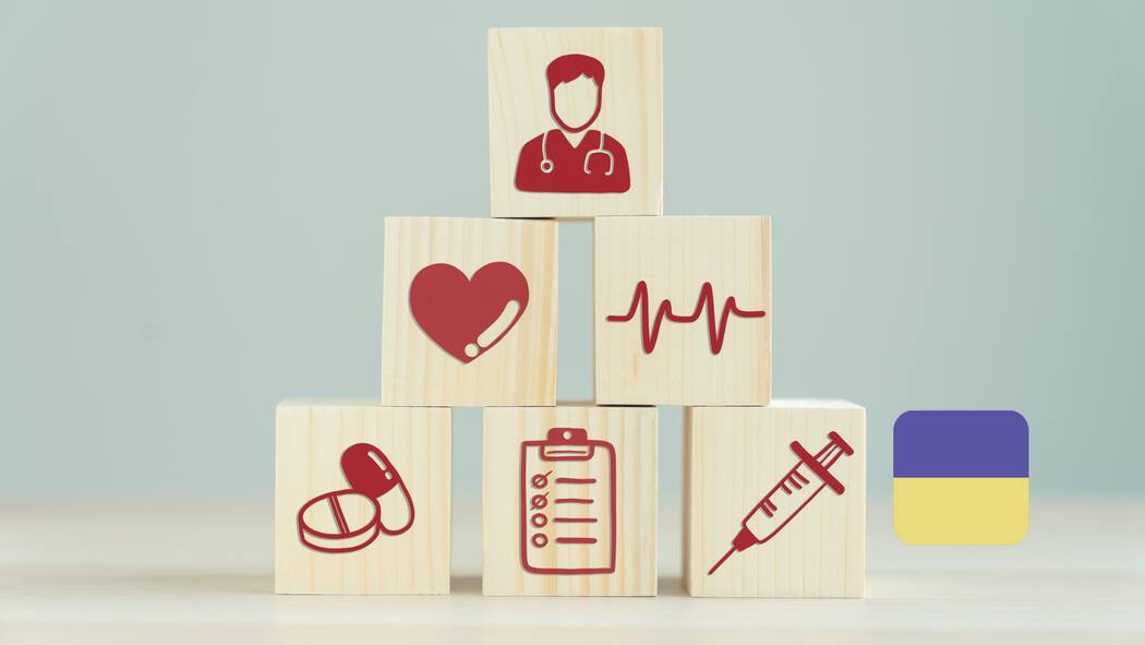 Відповіді на найважливіші медичні питання Close-up of wooden cubes with red signs used in a medical aspect.