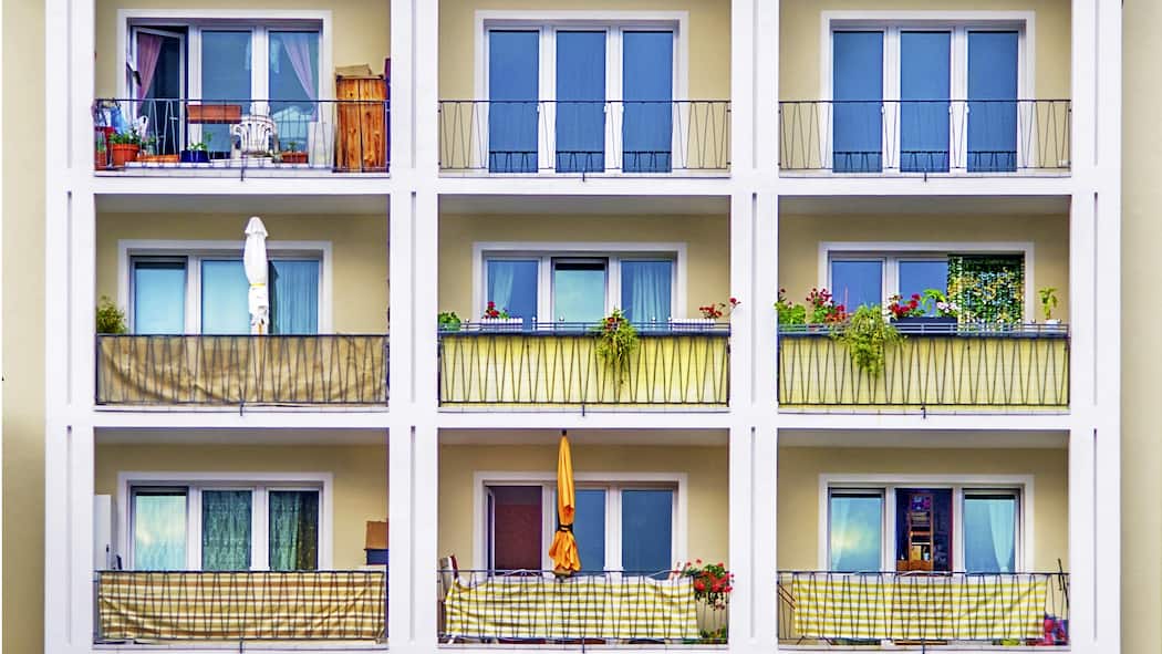 Vier Wände und tausend Paragrafen – was zu beachten ist Balkone an einem Apartmenthaus
