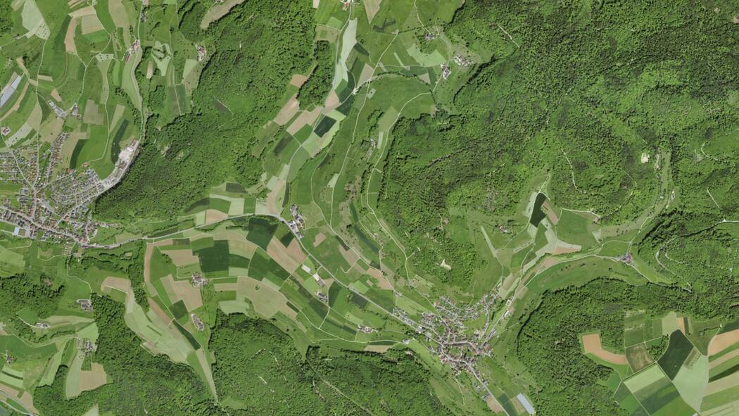 Die ewige Zweite Luftansicht einer grünen Landschaft