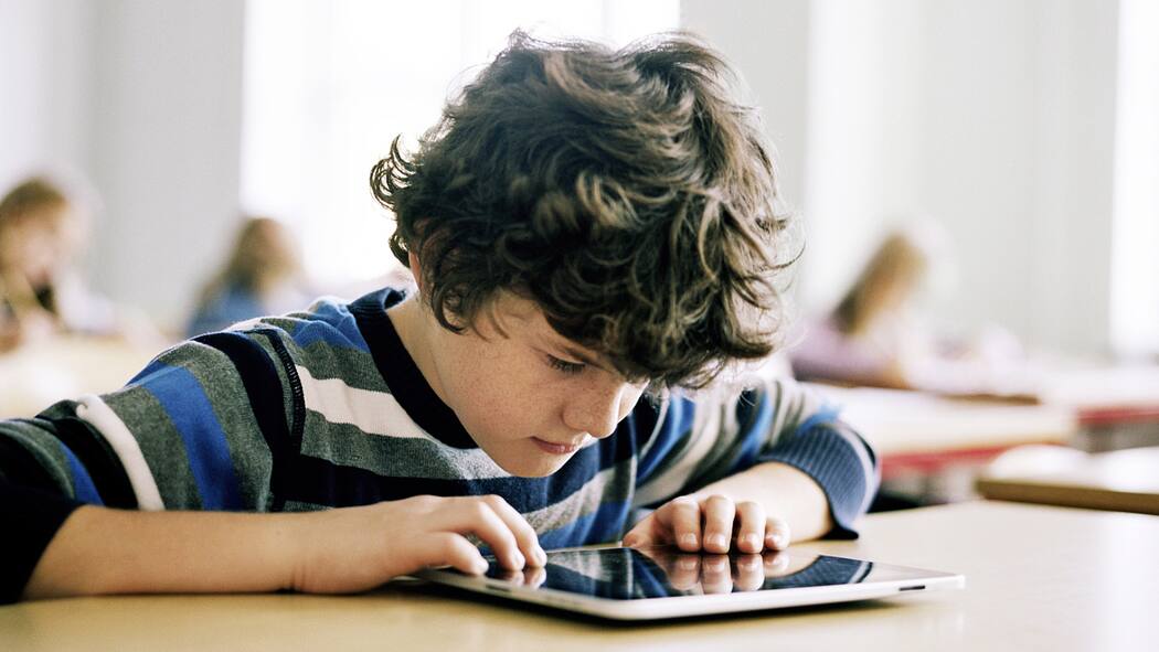 Software für Schulen unter Beschuss Ein Schüler arbeitet im Klassenzimmer an einem iPad