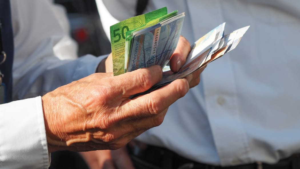 Aargau stoppt Raubzug auf PK-Gelder Eine ältere Person hält mehrere Banknoten in der Hand