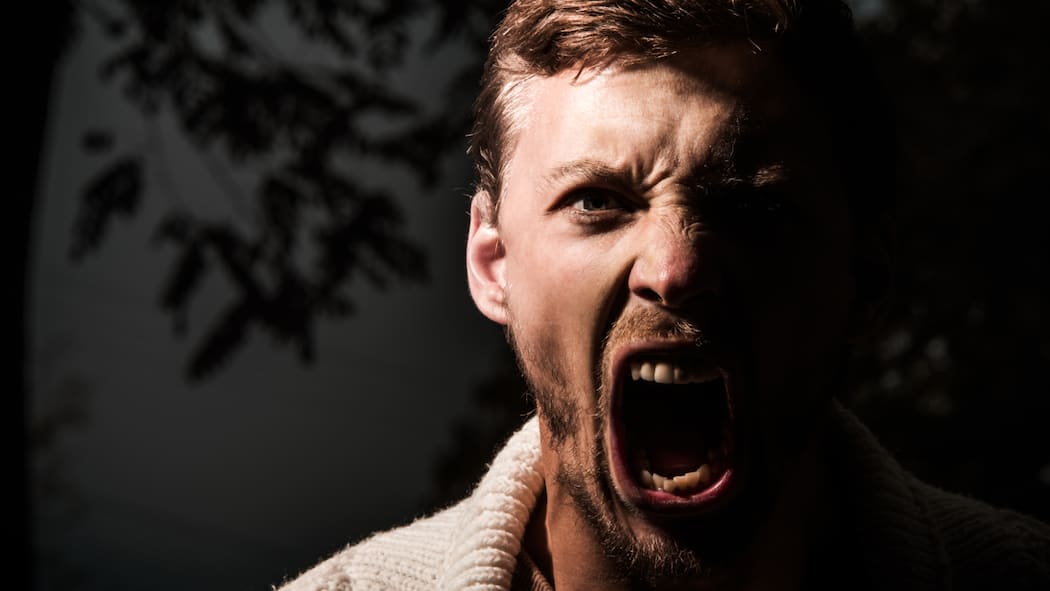 Was tun, damit man die Selbstbeherrschung nicht verliert? Ein Mann ist wütend und schreit