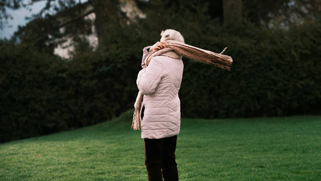Gertrud B. war ein kleines Kind Gertrud B. bindet sich einen Schal um. Sie war ein kleines Kind als sie von einem Pfarrer der katholischen Kirche missbraucht wurde.