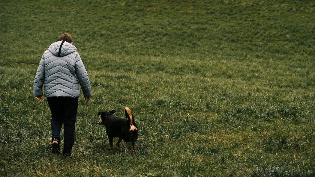 Vreni P. war zehn Jahre alt Missbrauchsopfer Vreni P. mit ihrem Hund bei einem Spaziergang. Sie war zehn Jahre alt als sie von einem Pfarrer missbraucht wurde.