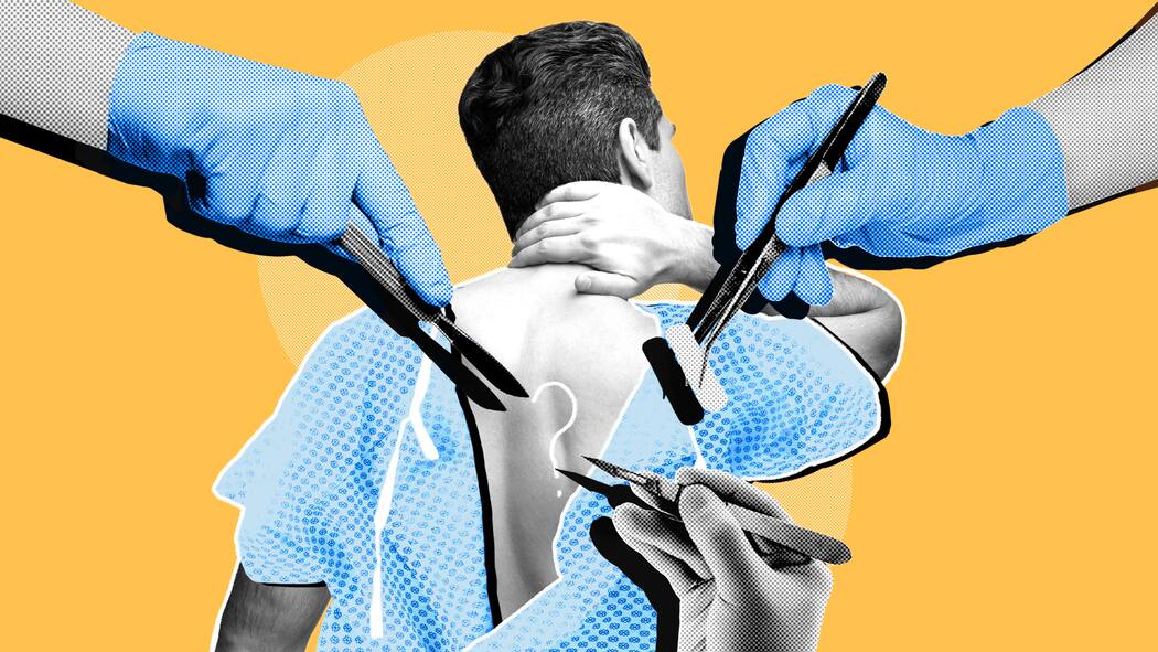 Soll ich mich unters Messer legen? Ein männlicher Patient mit Operationskittel legt dessen Kreuz frei, auf dem Hände mit Skalpell etwas herumschneiden. Ist man sich über eine medizinische Behandlung unsicher oder braucht noch mehr Informationen, sollte man eine ärztliche Zweitmeinung einholen.