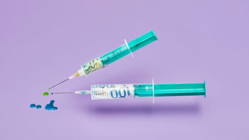 Krankenkassen tricksen den Bund aus Bild zum Thema Gesundheistkosten.Zwei Spritzen spritzen Schweizer Banknoten der 9. Banknotensierie.Fotografiert am Mittwoch, 27.09.23 im Studio in ZürichFoto: Yves Roth