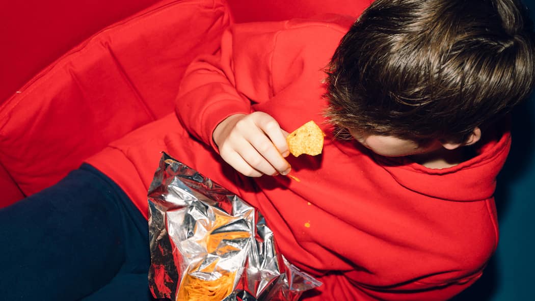 Die Branche bangt um ihre Fett- und Zuckerbomben Bub isst Pommes Cips