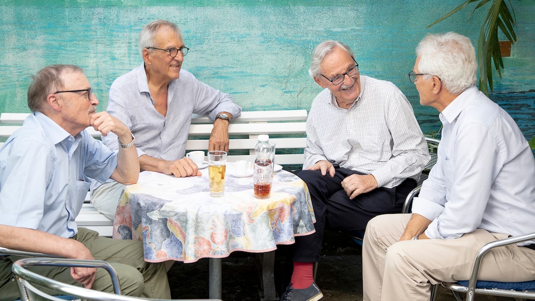 Keine Ruhe für pensionierte Ärzte Vier pensionierte Ärzte am Tisch: Im «Café Med» kann man sich gratis beraten lassen Operieren oder nicht? Bei solchen Entscheiden helfen pensionierte Ärztinnen und Ärzte – bei einer Tasse Kaffee. amm Café Med - Akademie Menschenmedizin im Café Neumärt in 8001 Zürch. 22.8.2022 Im Bild, Aerzte. Foto von links nach rechts:Peter Haydon, Dr. med., Augenarzt / Thomas Toth, Dr.med.; Pneumonologie / Ueli Münch, Dr.med.; Innere Medizin, Kardiologie / Giatgen Spinas, Prof.Dr.med.; Innere Medizin, Kardiologie