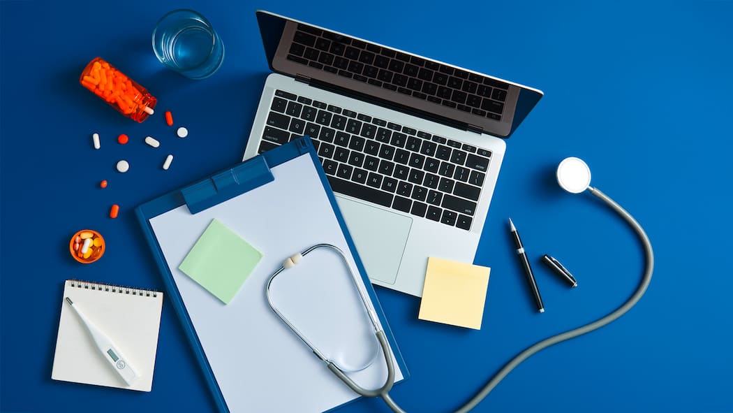 Ärzte kassieren Milliarden mit falschen Rechnungen Symbolbild Laptop, Pillen und Stethoskop; Gesundheitskosten Ärzte kassieren Milliarden mit falschen Rechnungen Wer sich gegen überhöhte Forderungen wehrt, verliert oft den Arzt. Patientinnen und Patienten erzählen von haarsträubenden Erfahrungen.