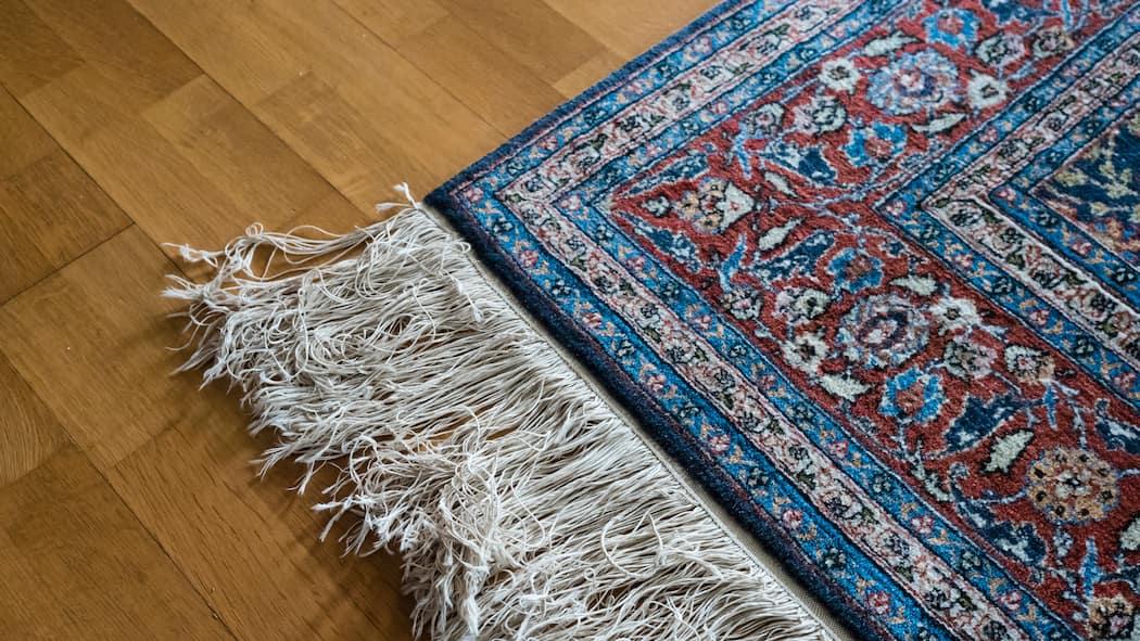 Verkäufer verspricht Gewinn – zuerst aber bitte 6700 Franken zahlen Nahaufnahme eines Perserteppichs: «Wertvolle» Orientteppiche Teppichfirma verspricht Gewinn – erst aber bitte 6700 Franken zahlen Ein Rentner will einen Teppich verkaufen. Eine Firma behauptet, der sei 40’000 Franken wert. Doch vor dem Verkauf verlangt sie Tausende Franken für die Reinigung.