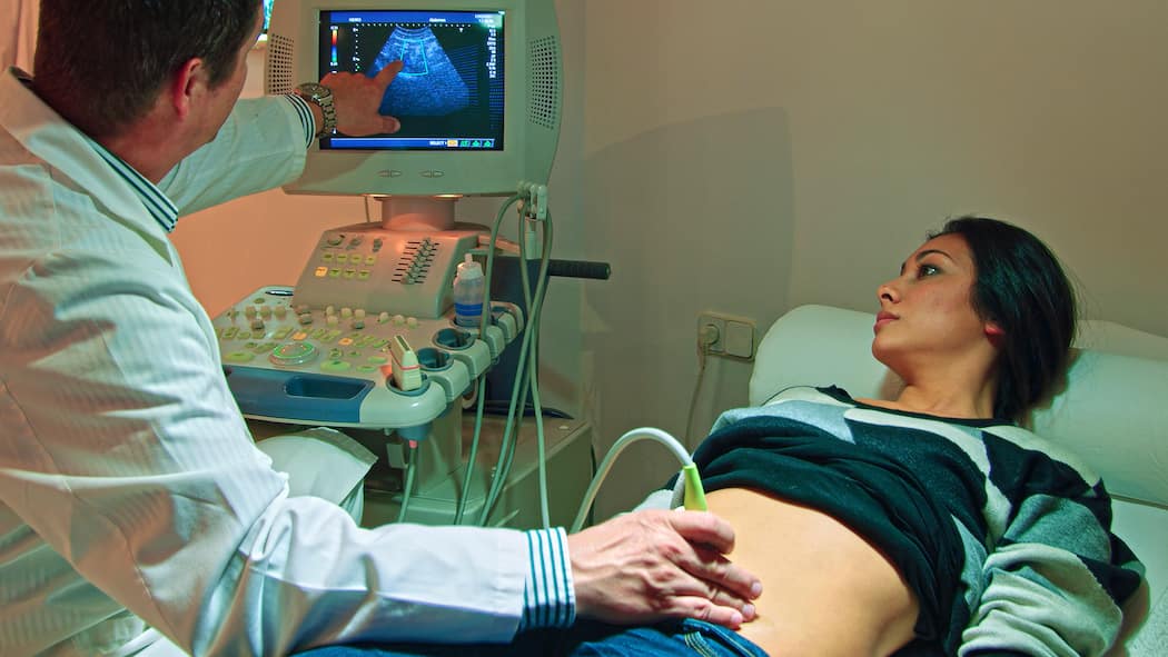 Falsche Abrechnungen auf Kosten von Schwangeren Ein Arzt macht einen Ultraschall bei einer schwangeren Frau in der Frühschwangerschaft.