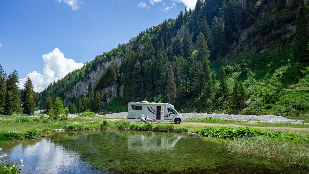 Wildcampen in der Schweiz – was gilt? Wohnmobil an einem Bergsee